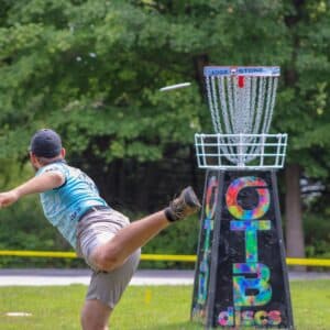 disc golfer putting